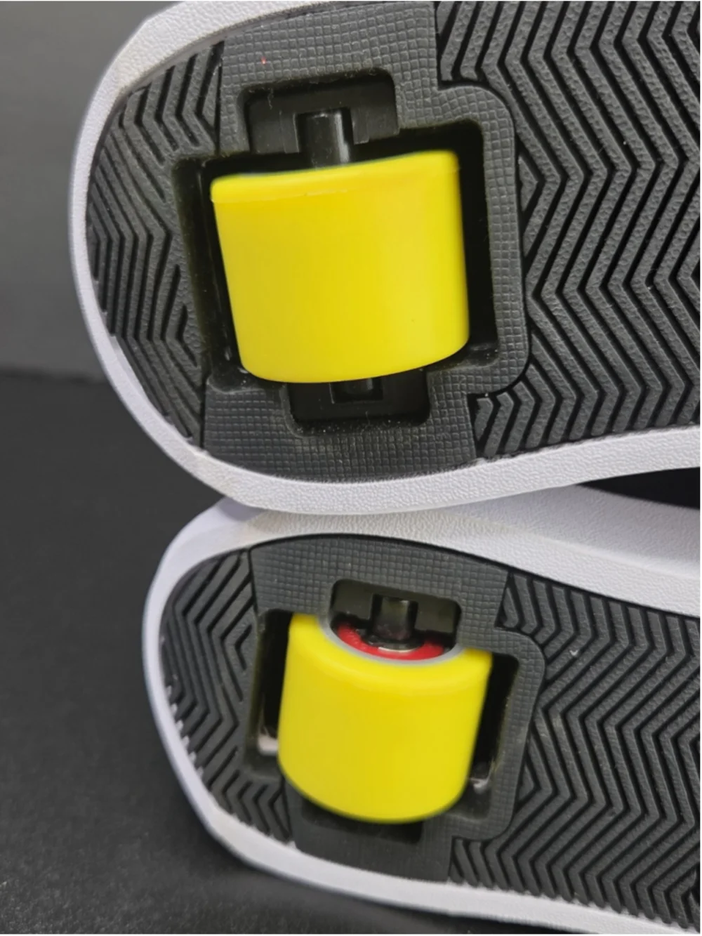 Heelys x SpongeBob SquarePants Roller Shoes Youth Size 5 (US) NEW #1209